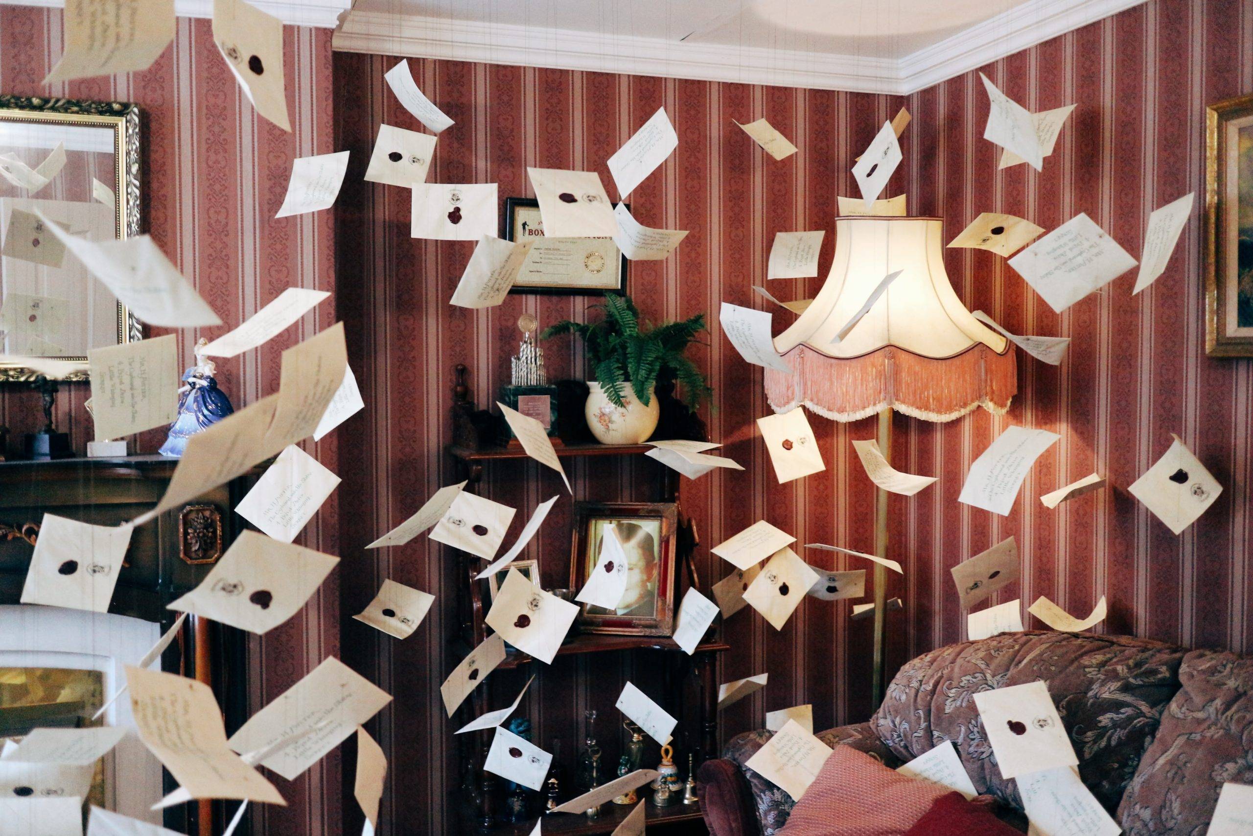 Lettres qui volent dans un salon.