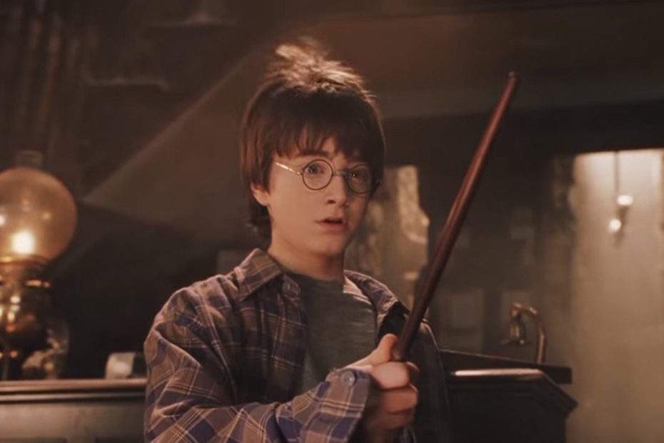 Scène montrant le jeune Harry Potter qui tient sa première baguette magique.