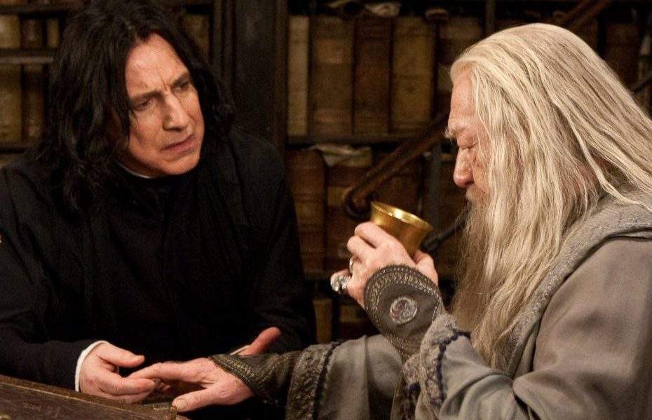 Scène montrant Severus Snape qui soigne Albus Dumbledore.