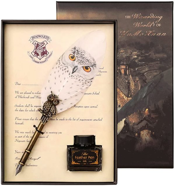 Lettre de Poudlard avec un encrier et une plume blanche sur laquelle est dessiné un hibou.